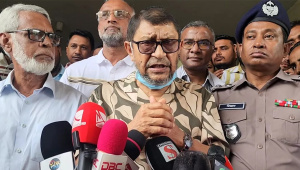 সাংবাদিকদের সঙ্গে কথা বলছেন স্বাস্থ্যমন্ত্রী সরদার মো. সাখাওয়াত হোসেন। ছবি: ইউএনবি