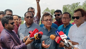   সাংবাদিকদের সঙ্গে কথা বলছেন বাণিজ্যমন্ত্রী খন্দকার আব্দুল মুক্তাদির। ছবি: ইউএনবি