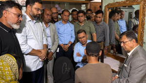 রামিসা আক্তারের পরিবারের সঙ্গে কথা বলছেন প্রধানমন্ত্রী তারেক রহমান। ছবি : প্রধানমন্ত্রীর কার্যালয়