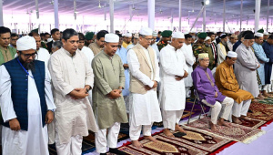 প্রধানমন্ত্রী তারেক রহমান ও রাষ্ট্রপতি মোহাম্মদ শাহাবুদ্দিন ঈদের দিন সকালে জাতীয় ঈদগাহে ঈদুল আজহার নামাজ আদায় করেন। ছবি: পিএমও