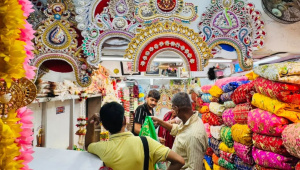 দুর্গাপূজার সাজসজ্জার সরঞ্জাম কেনাকাটা চলছে পুরান ঢাকায়। ছবি: রাকিব মাদবর (