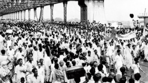 A_procession_of_people_of_Manbhum_is_crossing_Howrah_Bridge.jpg