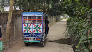৮ ফুটের রাস্তা নেমেছে ‘এক ফুটে’