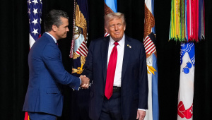 সেনা কর্মকর্তাদের সঙ্গে বৈঠকের আগে প্রতিরক্ষামন্ত্রী হেগসেথের সঙ্গে হাত মেলান ট্রাম্প। ছবি: রয়টার্স