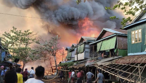 রাখাইন রাজ্যে সামরিক জান্তার বিমান হামলার পরবর্তী পরিস্থিতি। ফাইল ছবি: এএফপি