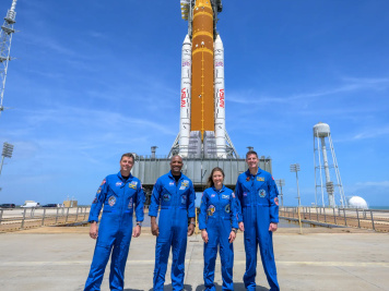 নাসার মহাকাশচারী রিড ওয়াইজম্যান, ভিক্টর গ্লোভার, ক্রিস্টিনা কোচ, জেরেমি হ্যানসেন। ফ্লোরিডার কেনেডি মহাকাশ কেন্দ্র থেকে   ছবিটি তোলা হয়েছে গত ৩০ মার্চ, ২০২৬। ছবি: নাসা