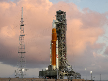 চন্দ্রাভিযানের জন্য প্রস্তুত আর্টেমিস। ছবি: রয়টার্স