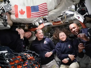 আর্টেমিস-২ নভোচারী ভিক্টর গ্লোভার (ডানে, মাইক্রোফোন হাতে) চাঁদের পথে যাওয়ার সময় ইস্টার উপলক্ষে কথা বলছেন। ছবি: নাসা