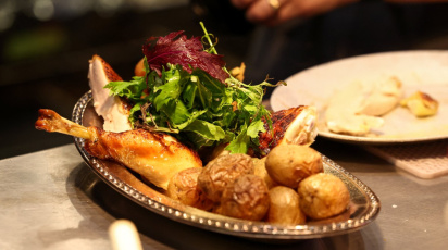 ব্রুকলিনের ফরাসি রেস্তোরাঁ জিজিস এর ৪০ ডলারের হাফ চিকেন। ছবি: এএফপি