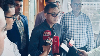  সাংবাদিকদের সঙ্গে কথা বলছেন বাণিজ্যমন্ত্রী খন্দকার আব্দুল মুক্তাদির। ছবি: সংগৃহীত