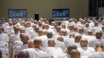 ভিডিও লিংকের মাধ্যমে কারাগার থেকে কয়েদীরা শুনানিতে অংশ নেন। ছবি: রয়টার্স