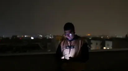 ছাদে উঠে ইন্টারনেট সংযোগ পাওয়ার চেষ্টা করছেন ইরানী নাগরিক ফরহাদ। ফাইল ছবি: এএফপি (১৫ মার্চ, ২০২৬)