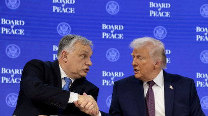 হাঙ্গেরির সদ্য বিদায়ী প্রধানমন্ত্রী ভিক্তর অরবান ও মার্কিন প্রেসিডেন্ট ডোনাল্ড ট্রাম্প। ফাইল ছবি: রয়টার্স