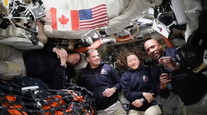 আর্টেমিস-২ নভোচারী ভিক্টর গ্লোভার (ডানে, মাইক্রোফোন হাতে) চাঁদের পথে যাওয়ার সময় ইস্টার উপলক্ষে কথা বলছেন। ছবি: নাসা