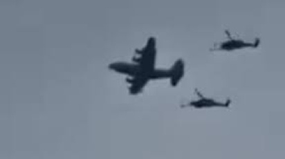 ভূপাতিত বিমানের পাইলটকে উদ্ধারে হেলিকপ্টার ও বড় উড়োজাহাজ নিয়ে অভিযান চালাচ্ছে যুক্তরাষ্ট্র। ইরানের রাষ্ট্রীয় টেলিভিশনে প্রচার করা ফুটেজ থেকে নেওয়া ছবি।