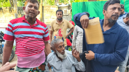মাঝে নিহত নিহত শারমিনের বাবা শাহাদাত মোল্লা। ছবি: স্টার  