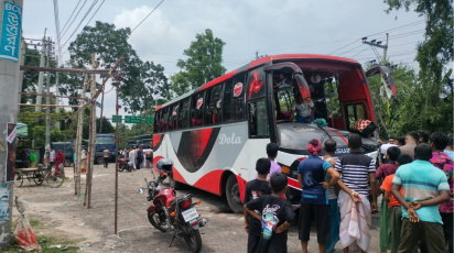 দুর্ঘটনাকবলিত বাসটি। ছবি: স্টার