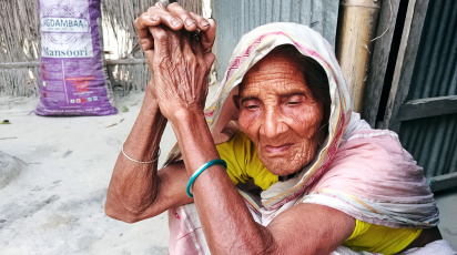 ধরলাপাড়ের ভাঙনকবলিত বৃদ্ধা জরিমন নেছা