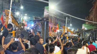 কলকাতার নিউমার্কেটে বুলডোজার দিয়ে মাংসের দোকান ভেঙে দেওয়া হচ্ছে। ছবি: ভিডিও থেকে স্ক্রিণশট