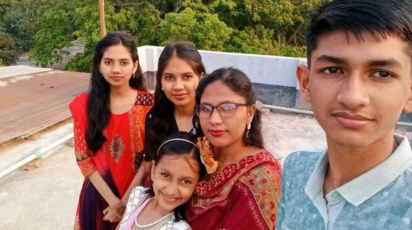 মা ও তিন বোনের সঙ্গে সিফাত। ছবি: সংগৃহীত
