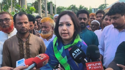 সাংবাদিকদের সঙ্গে কথা বলছেন রুমিন ফারহানার। ছবি: স্টার