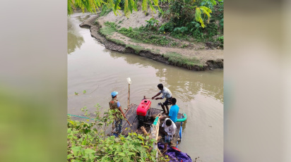 অবৈধভাবে বালু উত্তোলন করা হচ্ছে। ছবি: স্টার