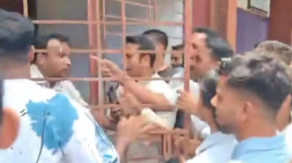 ইউএনও কার্যালয়ের সামনে বিক্ষোভকারীরা। ছবি: ভিডিও থেকে নেওয়া