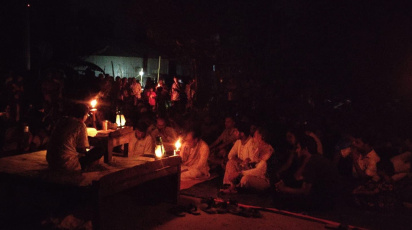 রাতে চাটমোহর উপজেলার বিলচলন ইউনিয়নের সোনাহারা পাড়া গ্রামের কিতাব প্রামাণিকের বাড়ির উঠানে বসেছিল ঐতিহ্যবাহী পুঁথি পাঠের এই আসর। 