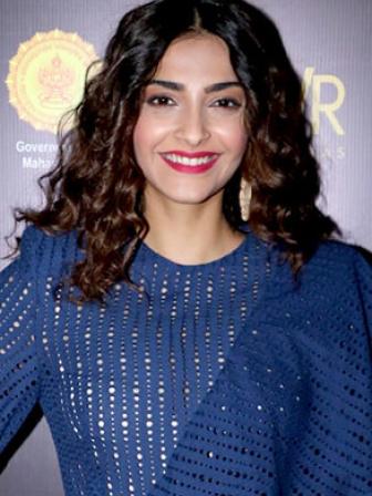 sonam_kapoor_at_jio_mami_mumbai_film_festivals_word_to_screen_market_06_cropped.jpg