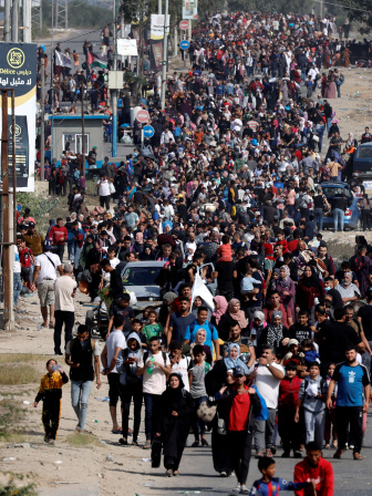 উত্তর গাজা থেকে পালিয়ে দক্ষিনে যাচ্ছেন ফিলিস্তিনিরা। ছবি: রয়টার্স