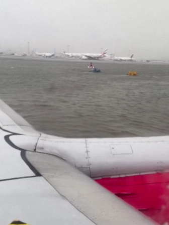 উড়োজাহাজের জানালা থেকে বন্যার পানিতে নিমজ্জিত টারম্যাক দেখা যাচ্ছে। ছবি: রয়টার্স