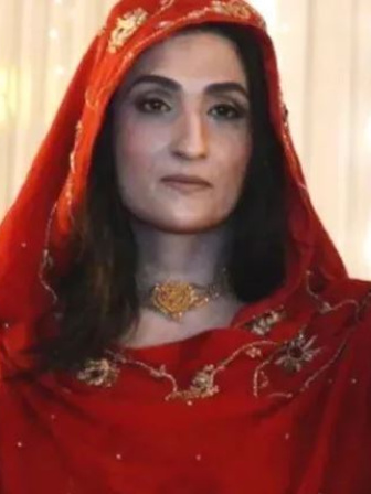 ইমরানের স্ত্রী বুশরা বিবি। ছবি: সংগৃহীত/এক্স