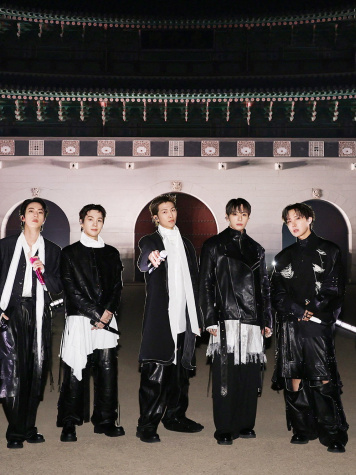 'ফিরে আসার' কনসার্ট শুরুর আগে ছবির জন্য পোজ দেন বিটিএসের ৭ সদস্য। ছবি: রয়টার্স