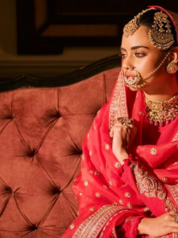 যে কারণে লাল রঙ বেছে নেয় বাংলাদেশি কনেরা