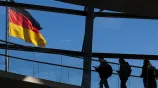এ সমীক্ষায় প্রায় ২১% অংশগ্রহণকারী বলেছেন, আরো উন্নত জীবনের সন্ধানে তারা জার্মানি ছেড়ে যাওয়ার পরিকল্পনা করছেন ৷ প্রতীকী ছবি: ডয়চে ভেলে