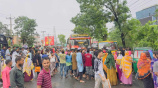 আড়াই ঘণ্টা ঢাকা-চট্টগ্রাম মহাসড়ক অবরোধ করে বিক্ষোভ করেন পোশাকশ্রমিকরা। ছবি: স্টার