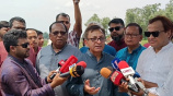   সাংবাদিকদের সঙ্গে কথা বলছেন বাণিজ্যমন্ত্রী খন্দকার আব্দুল মুক্তাদির। ছবি: ইউএনবি