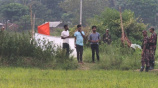  কুড়িগ্রামের রৌমারী উপজেলার ভুন্দুরচর সীমান্তে তিন যুবক। ছবি: সংগৃহীত