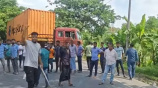 ঢাকা-চট্টগ্রাম মহাসড়ক অবরোধ করে বিক্ষোভ করছেন বিএনপির প্রার্থী আসলাম চৌধুরীর অনুসারীরা। ছবি: স্টার