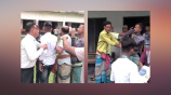 ঝিনাইদহের শৈলকূপায় শিক্ষার্থীদের চুল কেটে দেওয়াকে কেন্দ্র করে অভিভাবক ও বিদ্যালয় কর্তৃপক্ষের মধ্যে হাতাহাতি। ছবি: স্টার 