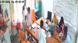 প্রধান শিক্ষককে মারধর করছেন সহকারী শিক্ষক। ছবি: ভিডিও থেকে নেওয়া