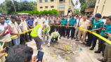 বরিশাল আদালত চত্বরে বিস্ফোরণের ঘটনায় আলামত সংগ্রহ করছে সিআইডি। ছবি: স্টার