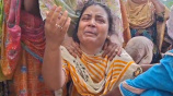  মৃত সিহাব হোসেনের মায়ের আহাজারি। ছবি: স্টার