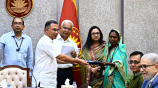 রেইনকোট বিতরণ করছেন প্রধানমন্ত্রী তারেক রহমান। ছবি: পিআইডি