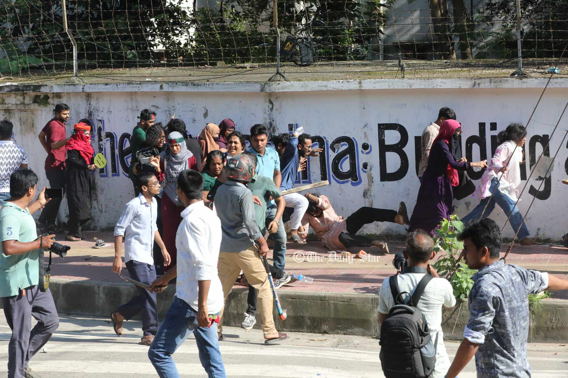 হেলমেট পরে লাঠিসোটা নিয়ে আন্দোলনকারীদের ওপর ছাত্রলীগের হামলা, আহত অন্তত ৫০